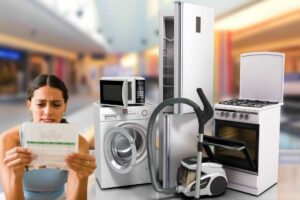 Lavatrice, microonde, frigorifero, forno, scopa, ragazza legge bolletta