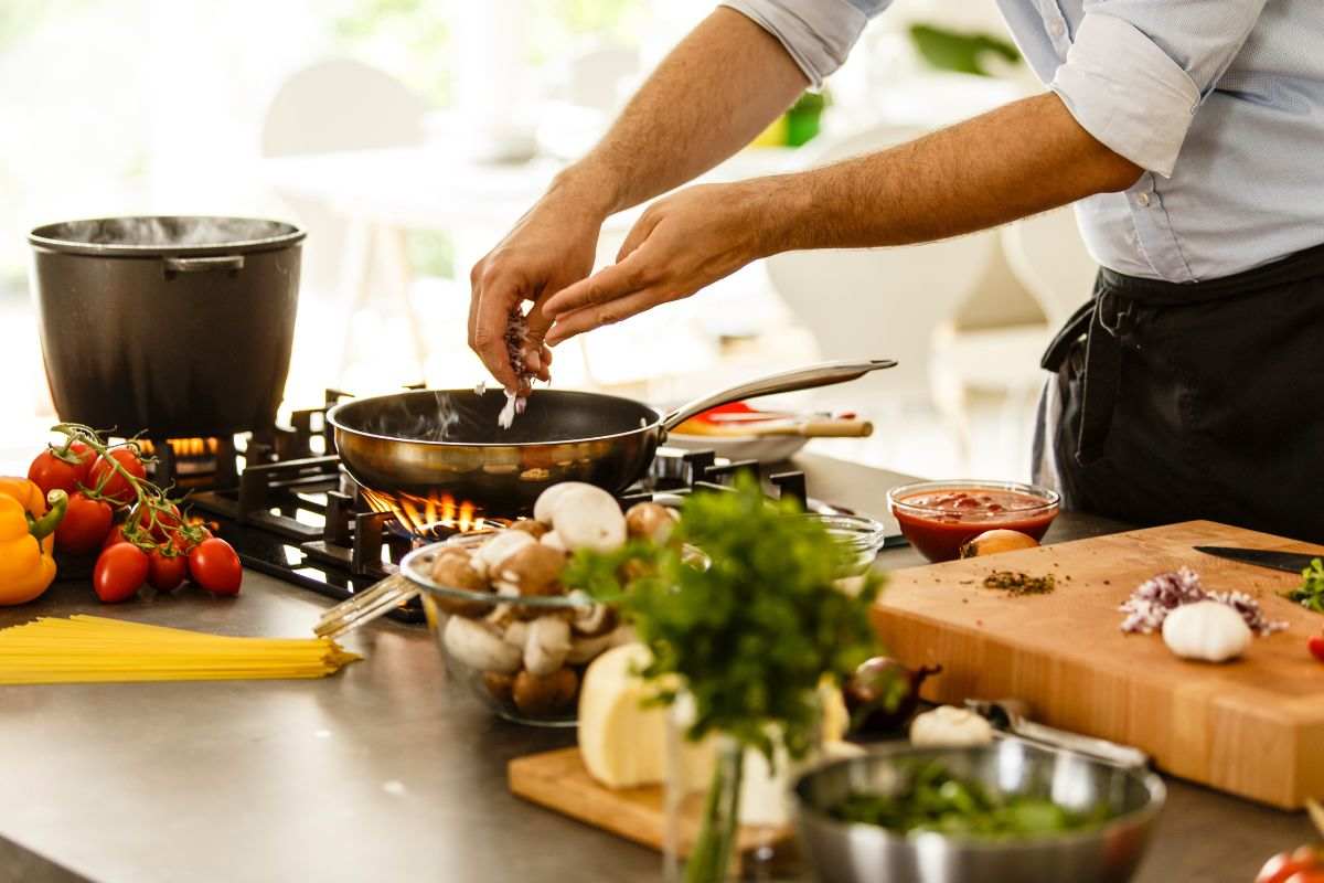 un cuoco che sta preparando un piatto