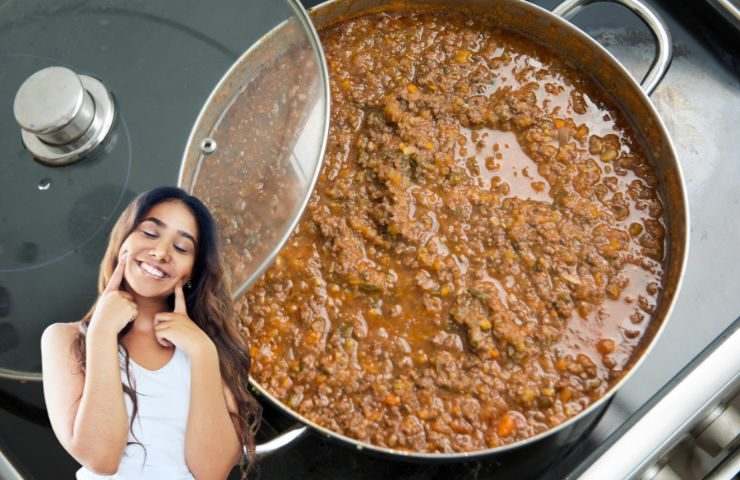 una pentola di ragù ed una ragazza che approva