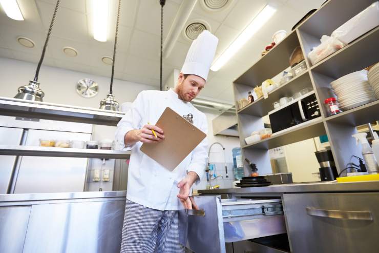 ispezione sanitaria in cucina