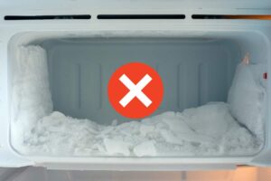 freezer con ghiaccio e segnale di che indica "errato"