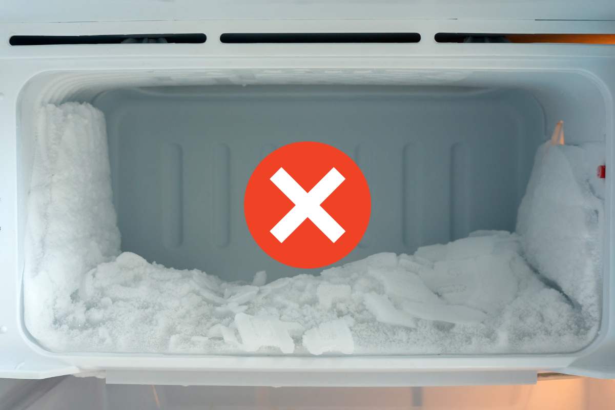 Altro che acqua calda, per sbrinare il freezer è questo il mix da preparare in casa: scioglie tutto in un attimo