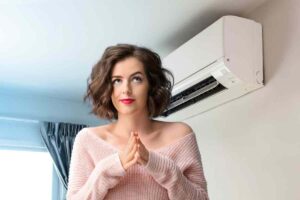 Condizionatore e donna che ha un'idea