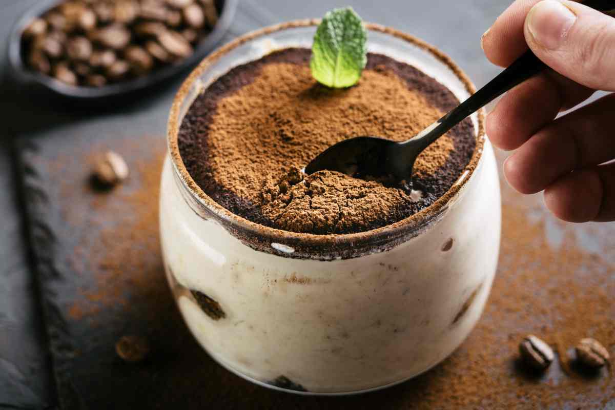 tiramisù con dentro un cucchiaino