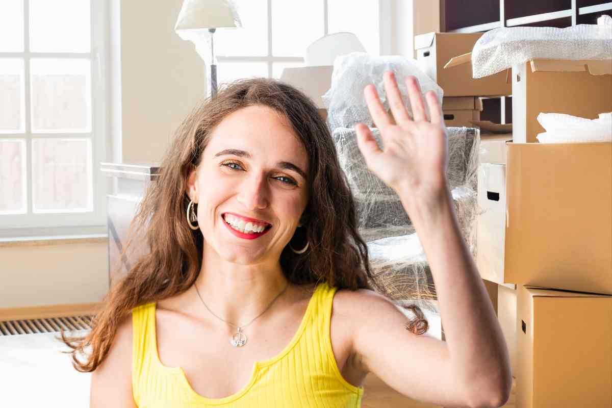 Scatoloni e ragazza che saluta