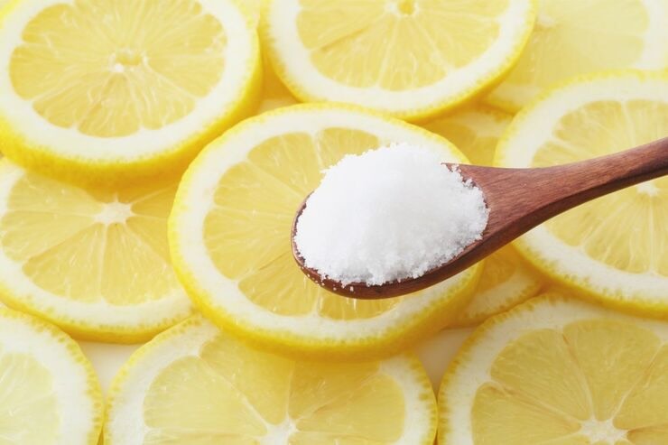 Fette di limone e cucchiaio di sale