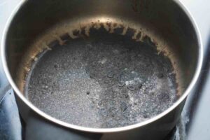 fondo nero pentola