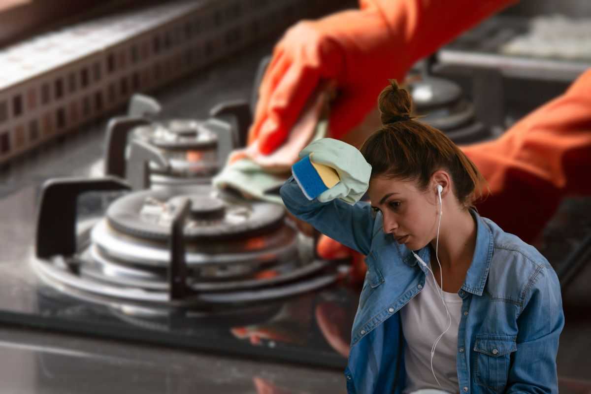 donna che pulisce fornelli e un'altra affaticata mentre igienizza