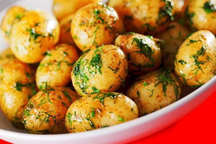 patate al forno in piatto