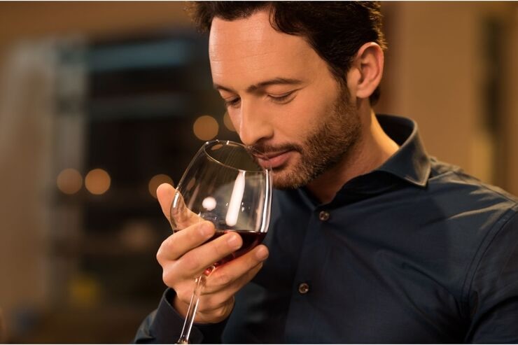 Uomo annusa vino nel calice
