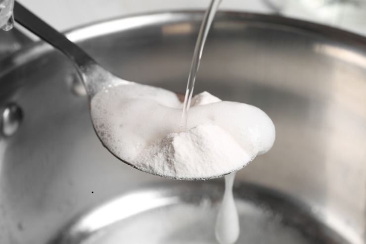 aceto su cucchiaio di bicarbonato